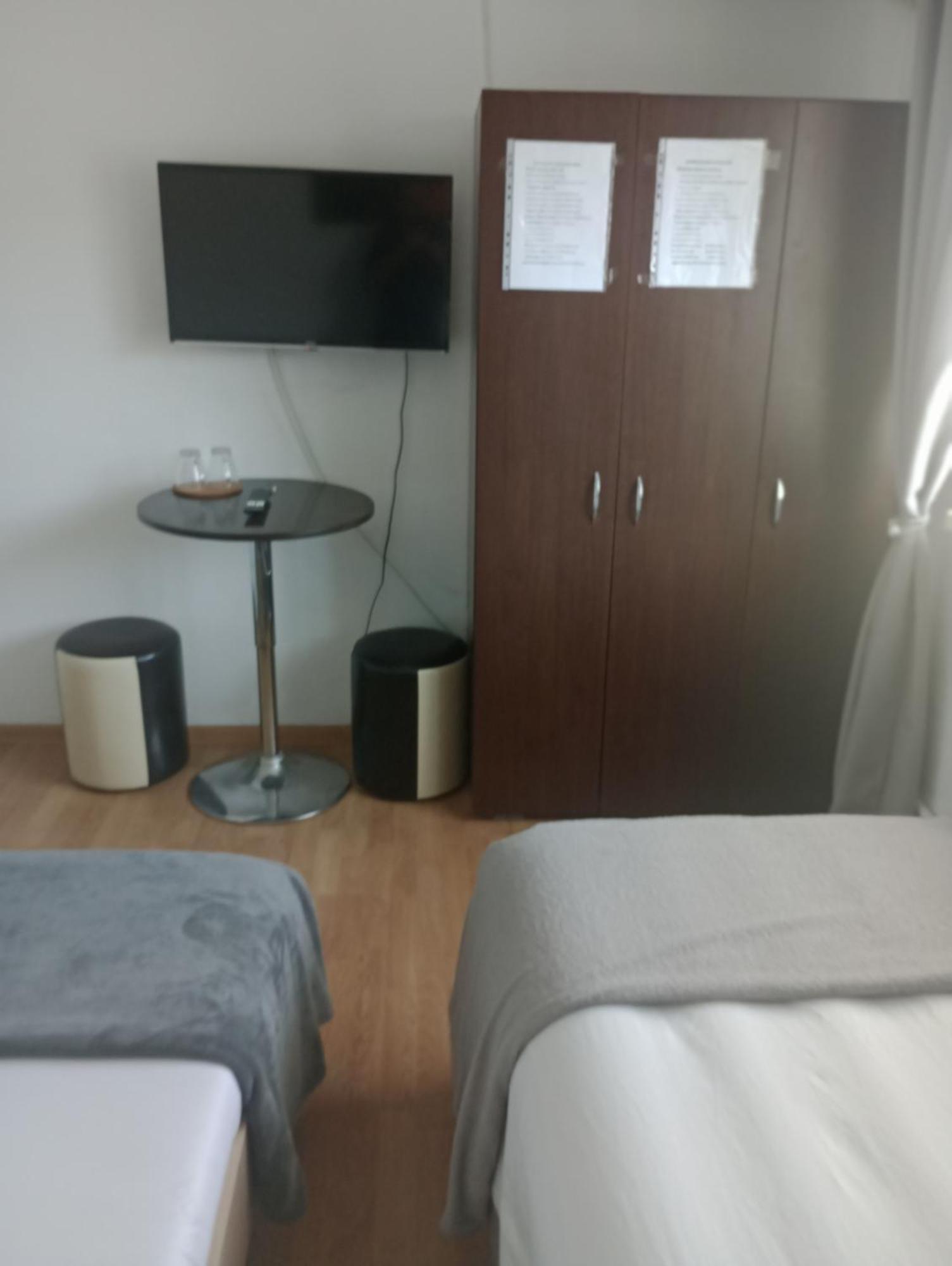 Florentin Hostel: Budget-Friendly Rooms with Kitchen Access and Smart TV Constanta Room photo